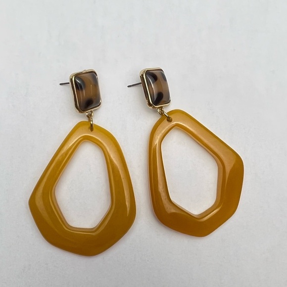 Loop mable yellow  earrings with leopard top - Picture 1 of 7